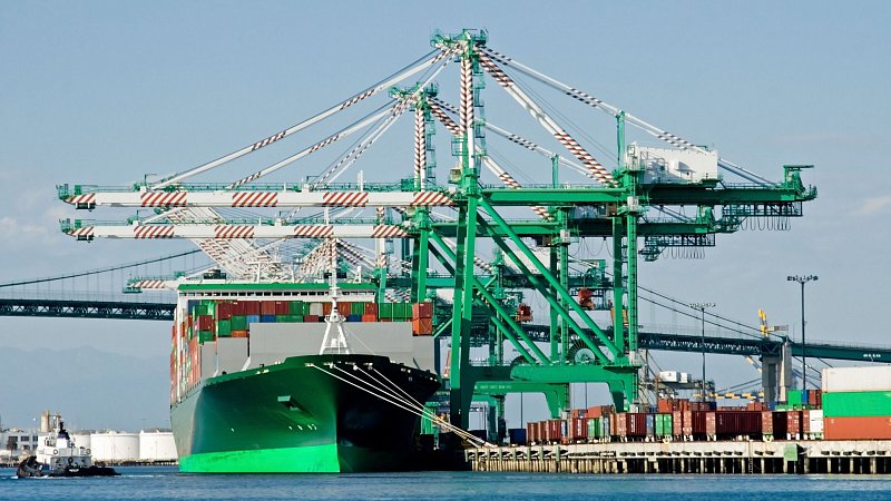 Jerab-nakladani-kontejneru-cranes-loading-container-ship